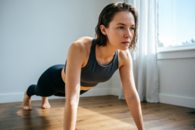В зал не хожу, а пресс горит — включаю эти 5 упражнений дома: бока сдуваются, а спина не болит после тренировки